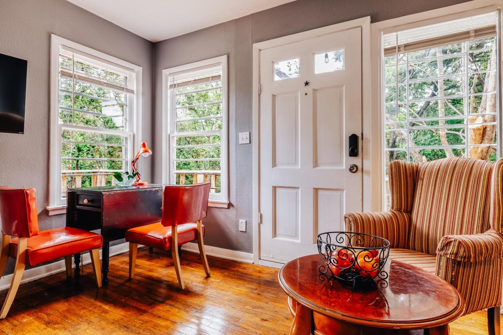 Group Retreat At Charming Twin Treehouses Near Ut Campus Holiday home