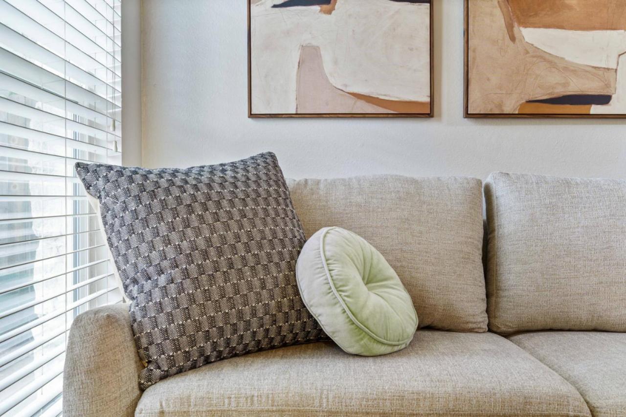Apartment Pets Allowed And Free Prkg Austin