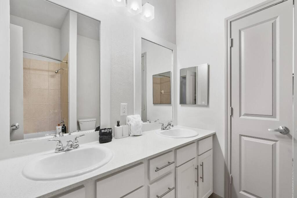 Spacious Lux 2br 2b Unit In With Pool! *