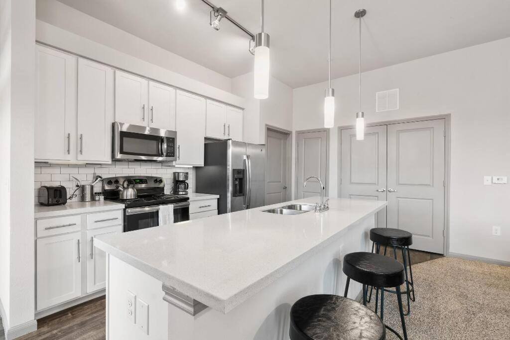 Apartment Spacious Lux 2br 2b Unit In With Pool! *