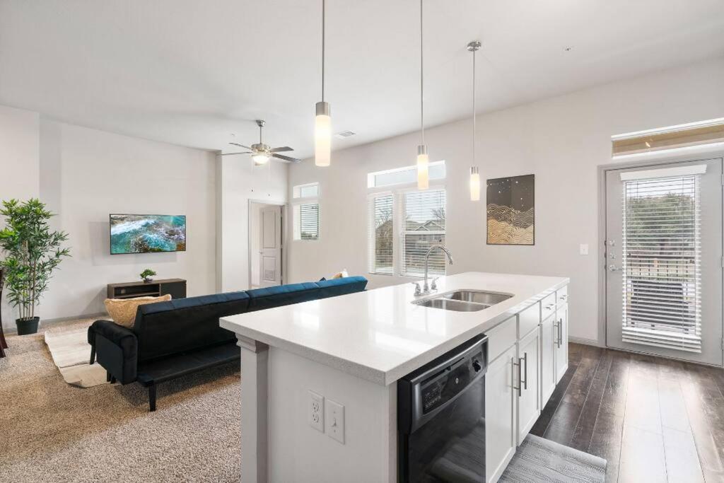 Spacious Lux 2br 2b Unit In With Pool! * Austin