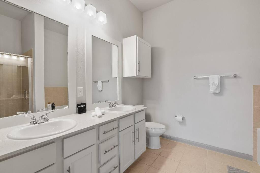 Apartment Spacious Lux 2br 2b Unit In With Pool! *