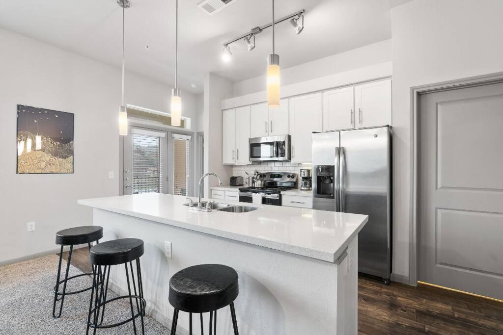 Spacious Lux 2br 2b Unit In With Pool! Apartment *