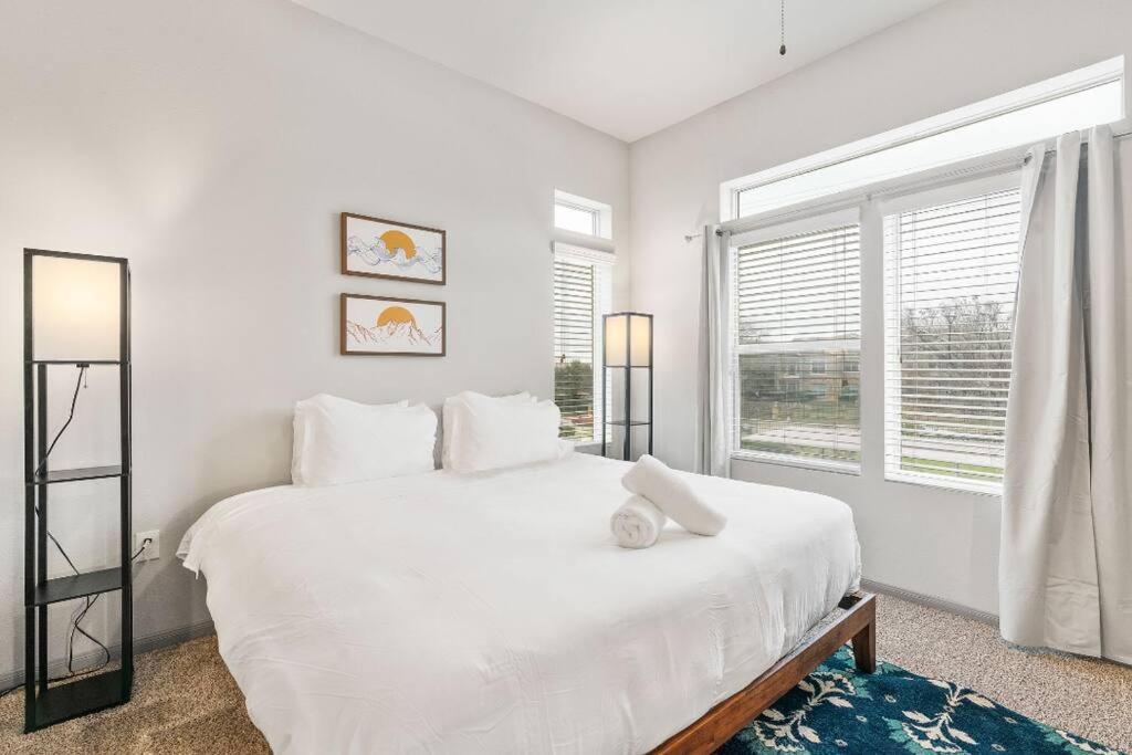 Spacious Lux 2br 2b Unit In With Pool! *