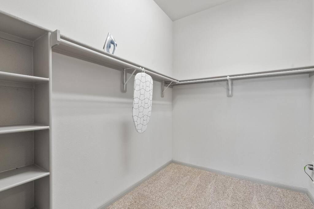 Apartment Spacious Lux 2br 2b Unit In With Pool! *