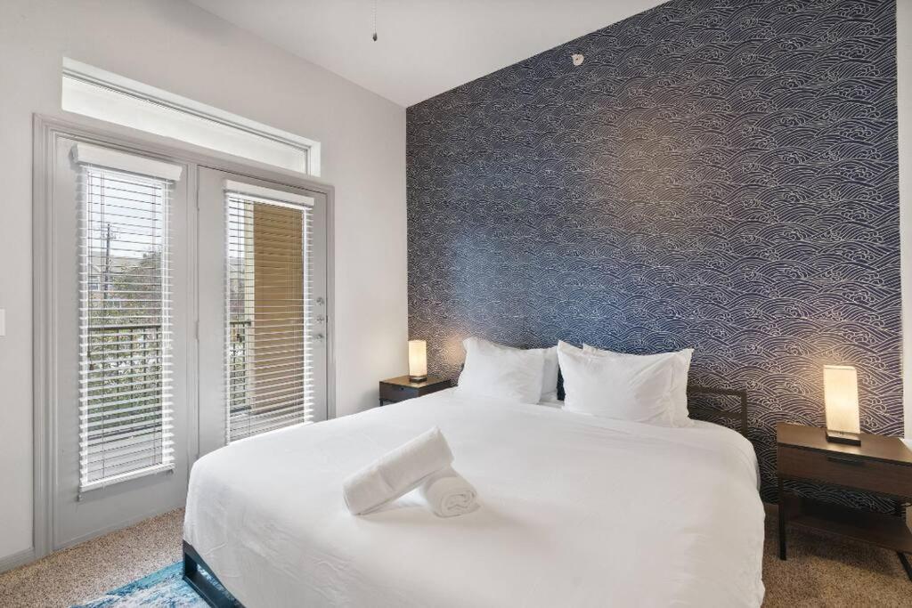 Spacious Lux 2br 2b Unit In With Pool! *