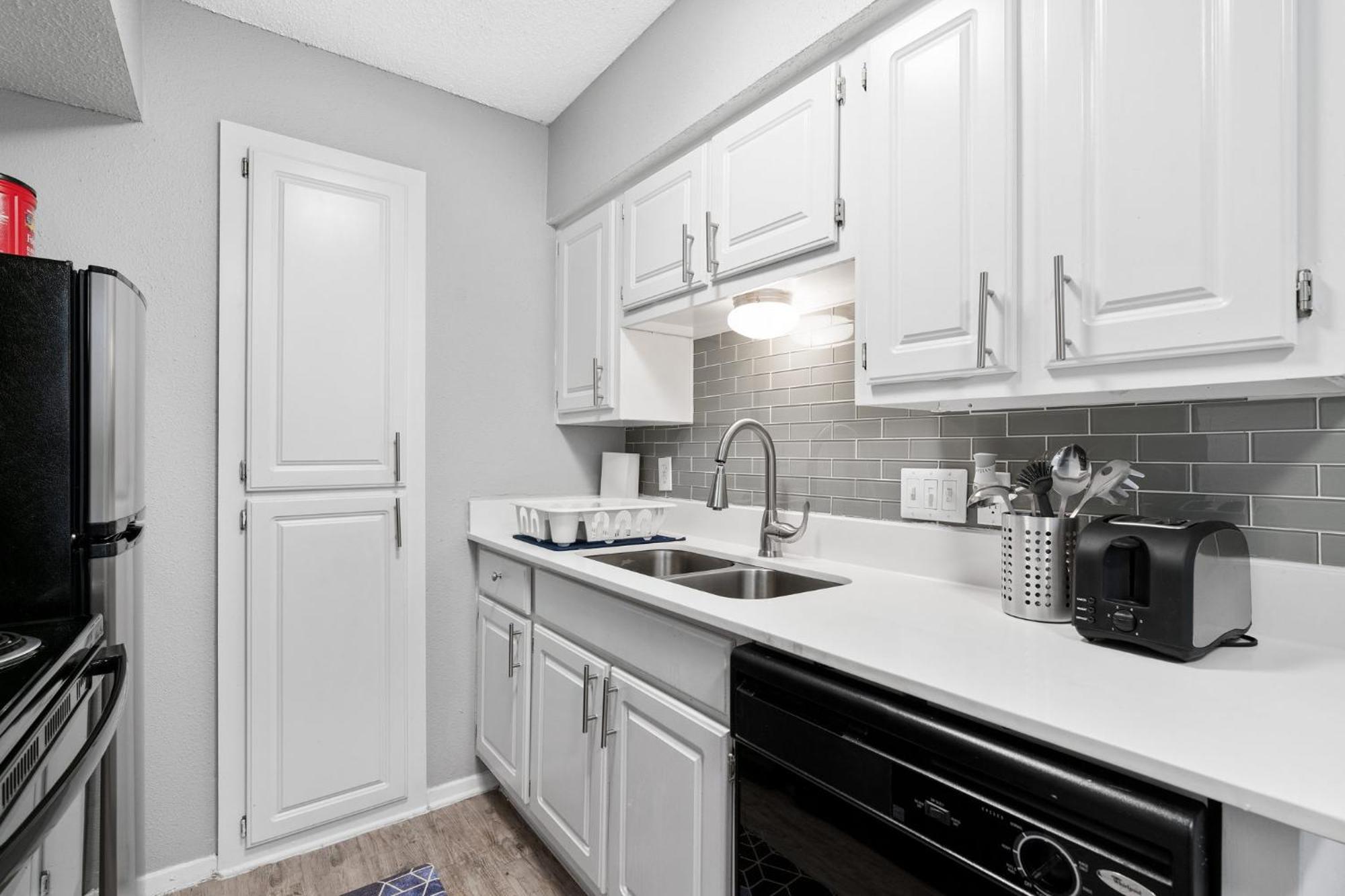 Luxe 1b In Hyde Park Bbq Pool Apartment