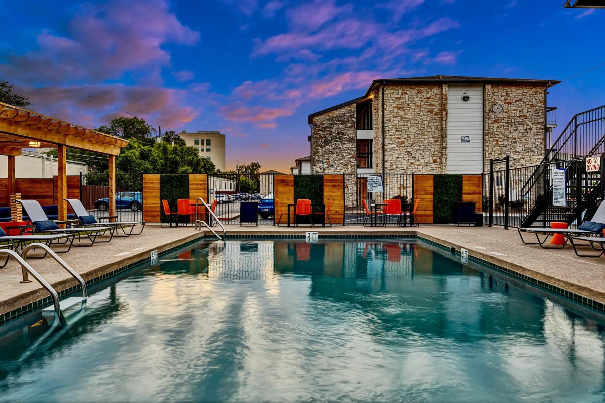Luxe 1b In Hyde Park Bbq Pool *