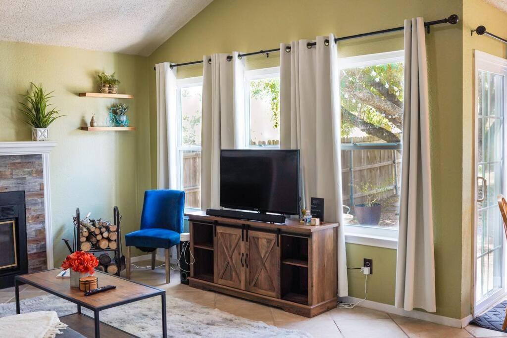 Cozy Walnut Creek In Holiday home