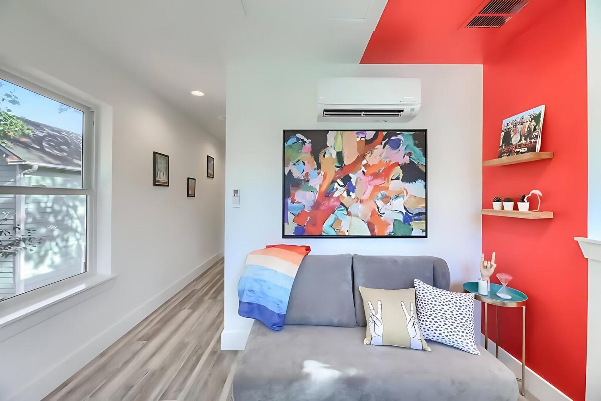 East Side Masterpiece 6th Street - 4 Min Walk Holiday home *