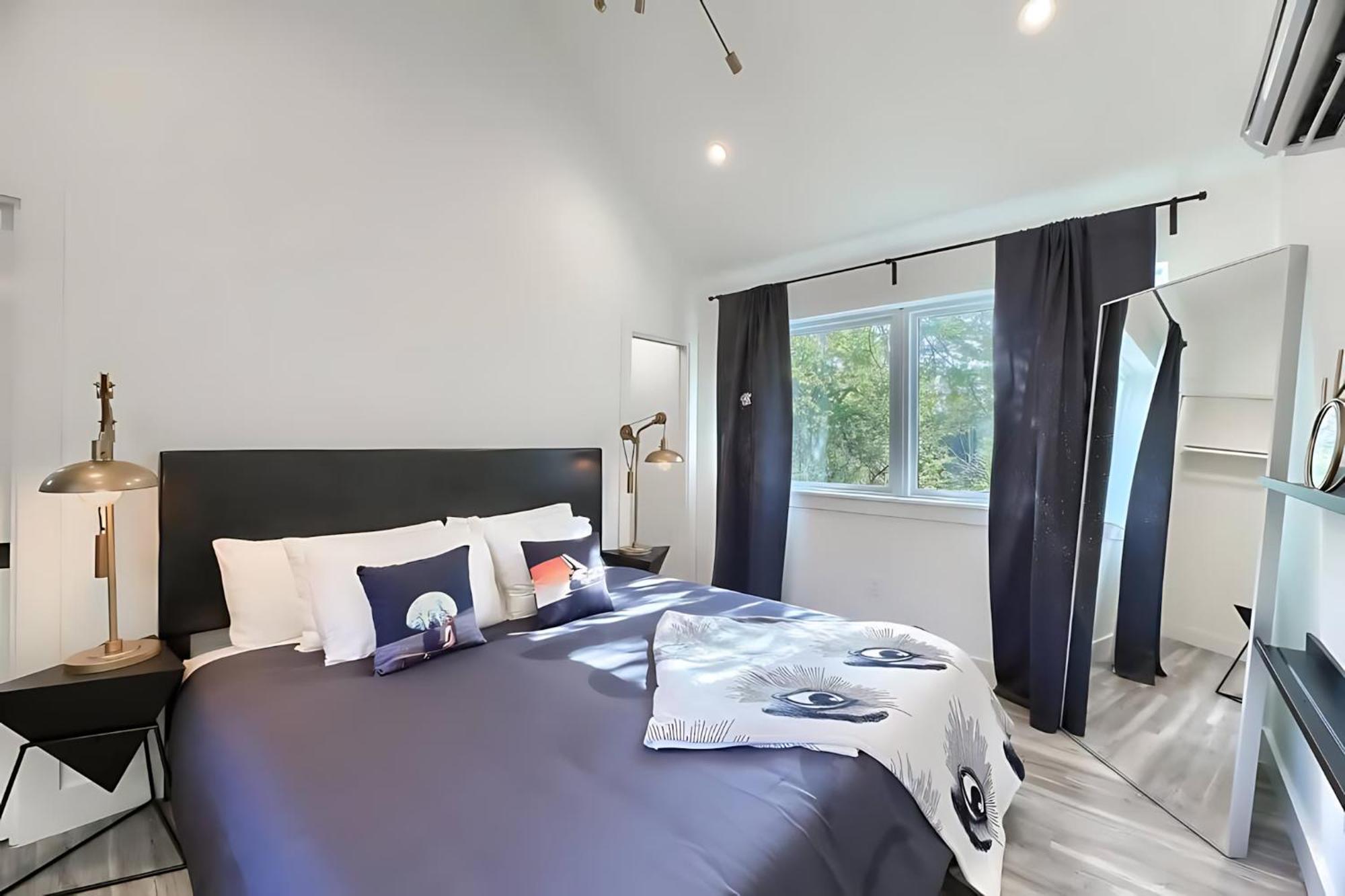 East Side Masterpiece 6th Street - 4 Min Walk * Austin