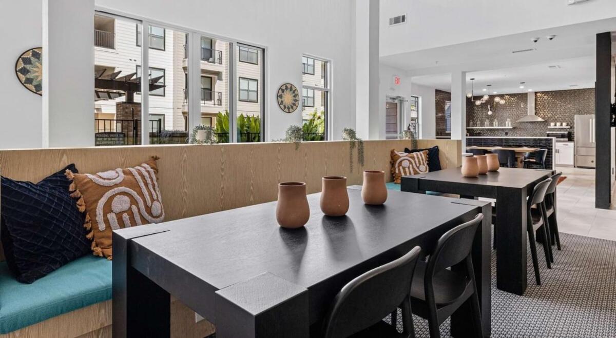 Lux 1b On South Congress Relaxing Pool & Gym Apartment