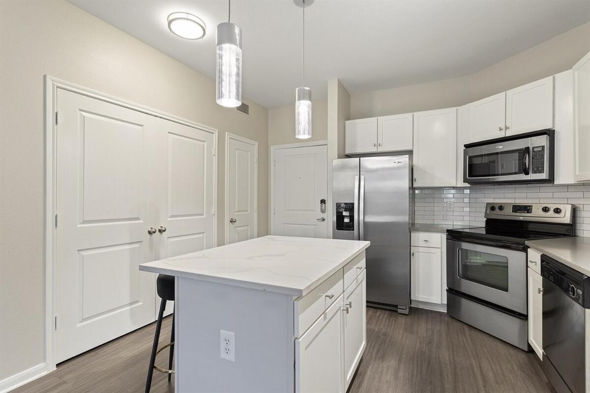 Lux 1b On South Congress Relaxing Pool & Gym Apartment