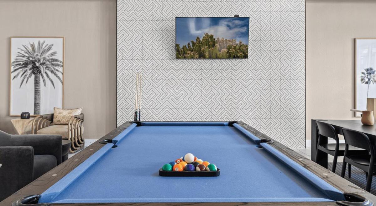 Apartment Modern 2b Near Downtown With Pool And Cozy King Beds *