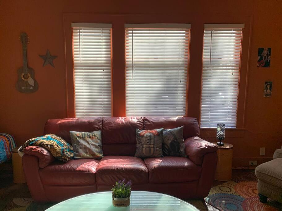 Great Location Downtown Austin-fenced Area For Dogs, Near Ut *