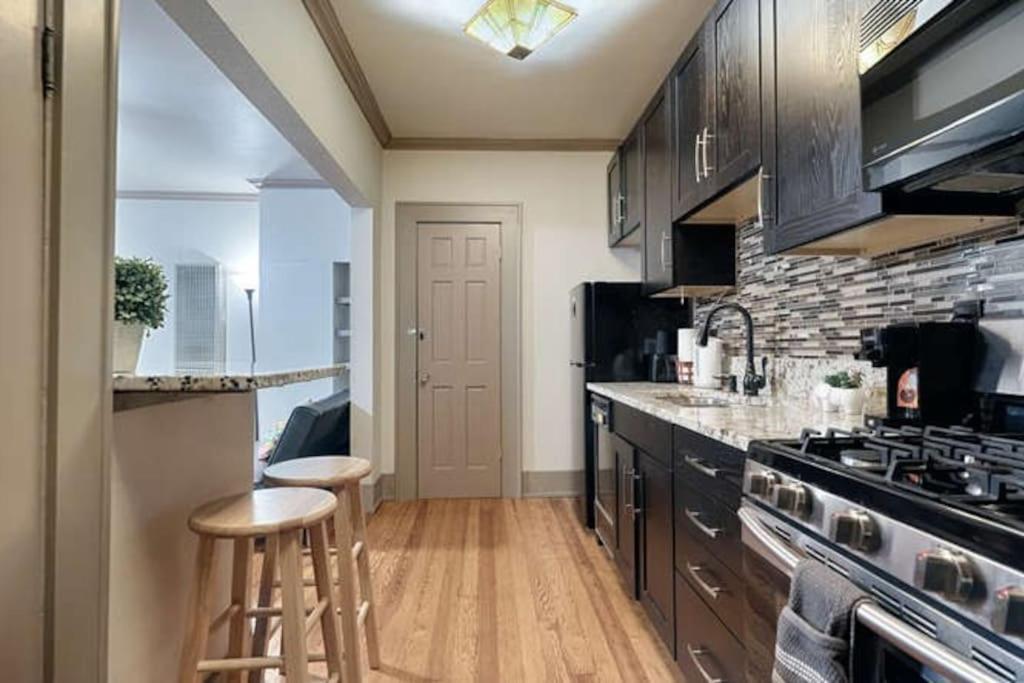 Great Location Downtown Austin-fenced Area For Dogs, Near Ut Apartment *