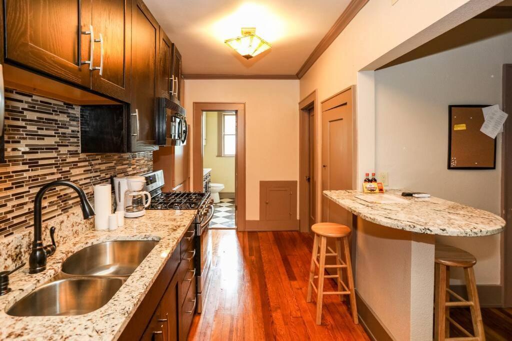 Great Location Downtown Austin-fenced Area For Dogs, Near Ut Apartment *