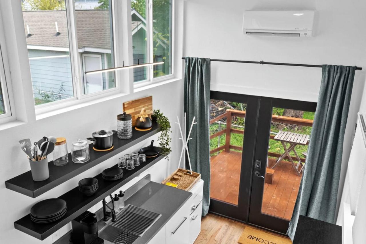 Spacious And Bright With Deck Walkable To 6th St Austin