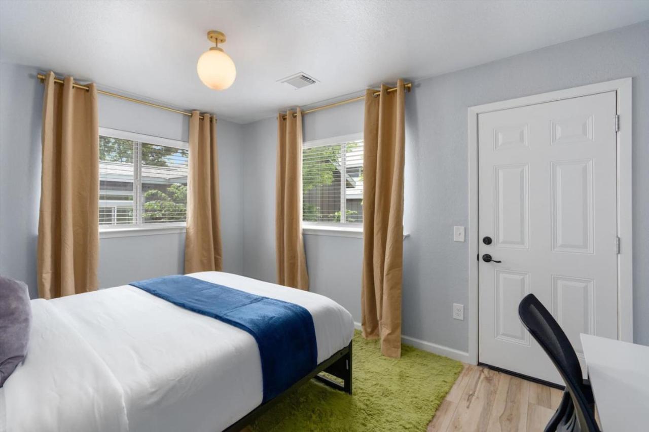 Immediate Access To Highway 35 - Remodeled Haven Holiday home