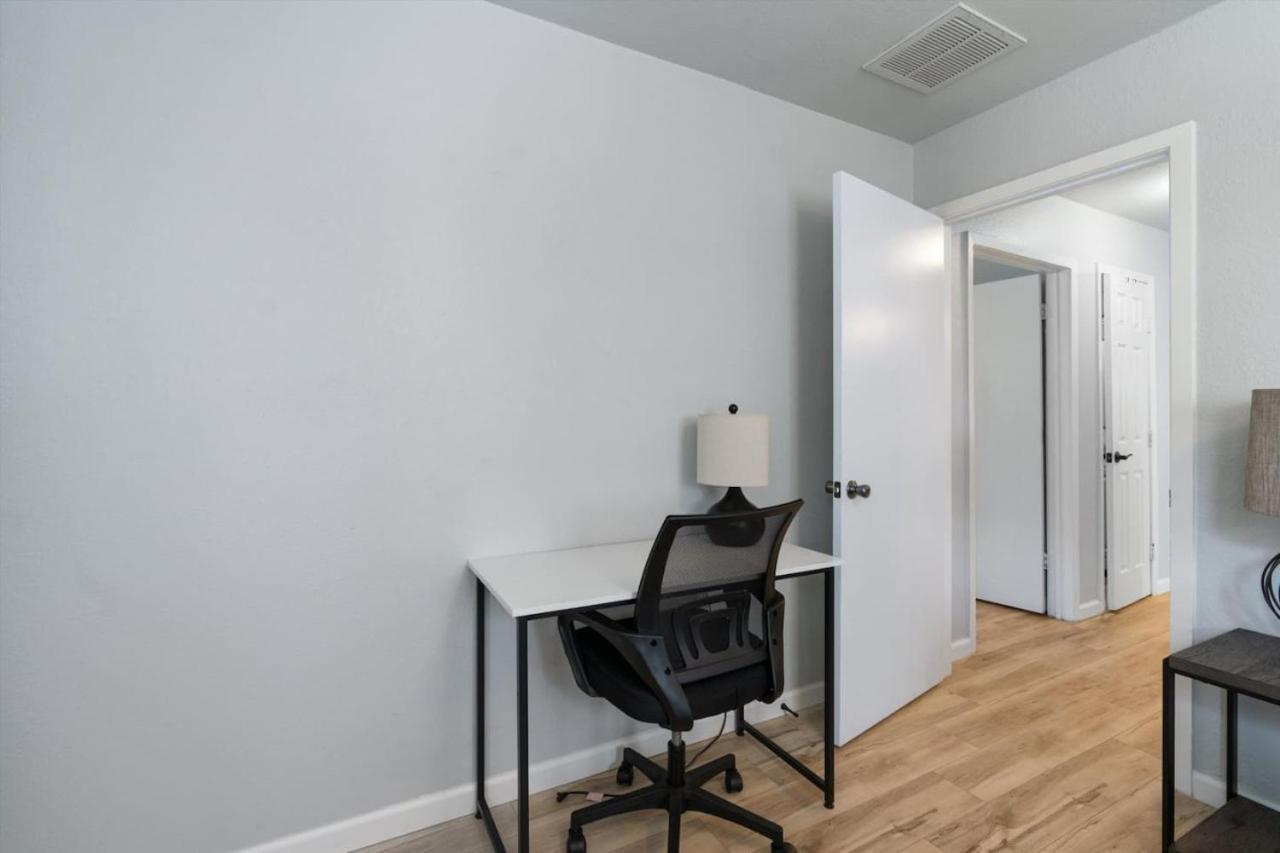 Holiday home Immediate Access To Highway 35 - Remodeled Haven *