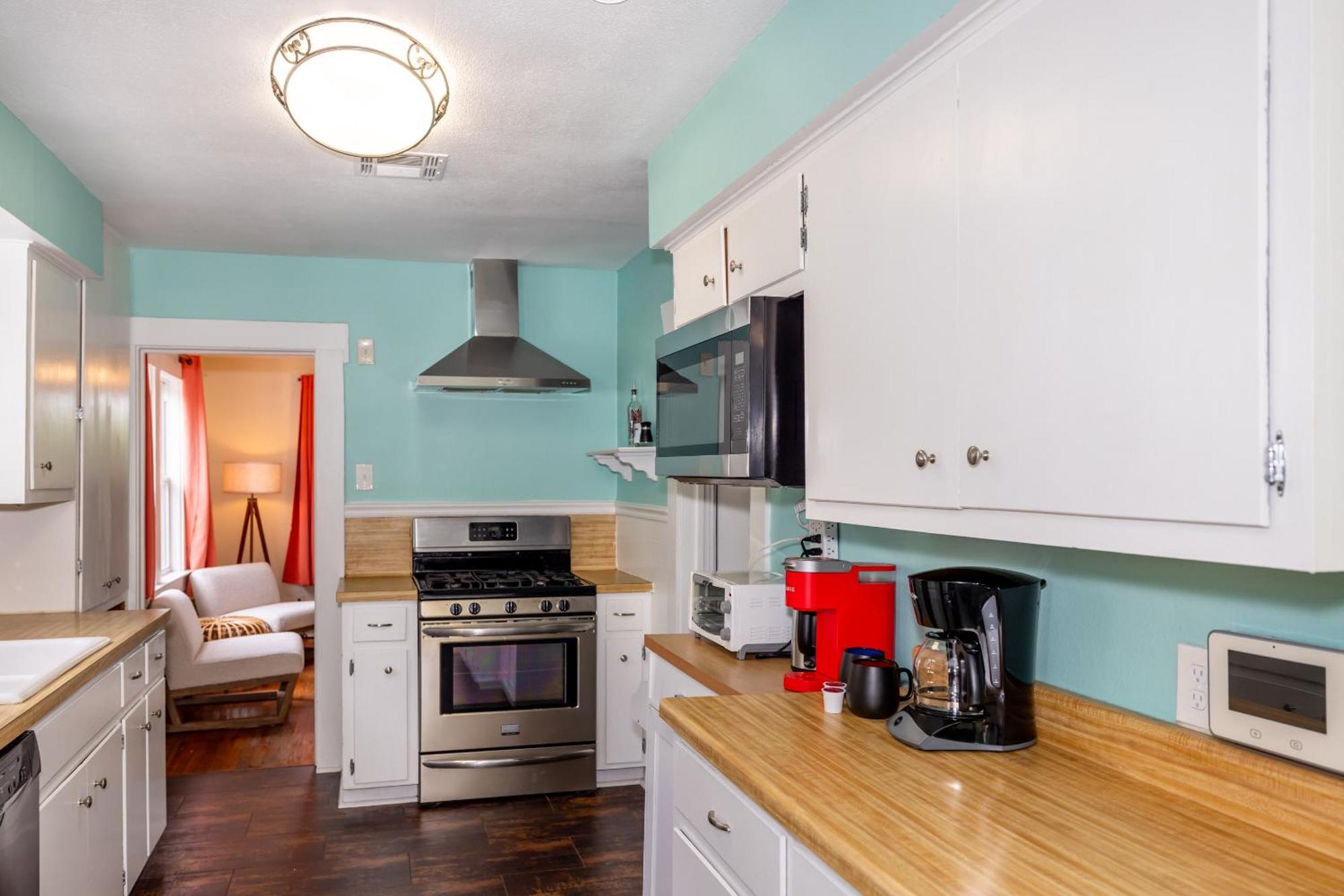 Lovely Away From - Entire House! Austin