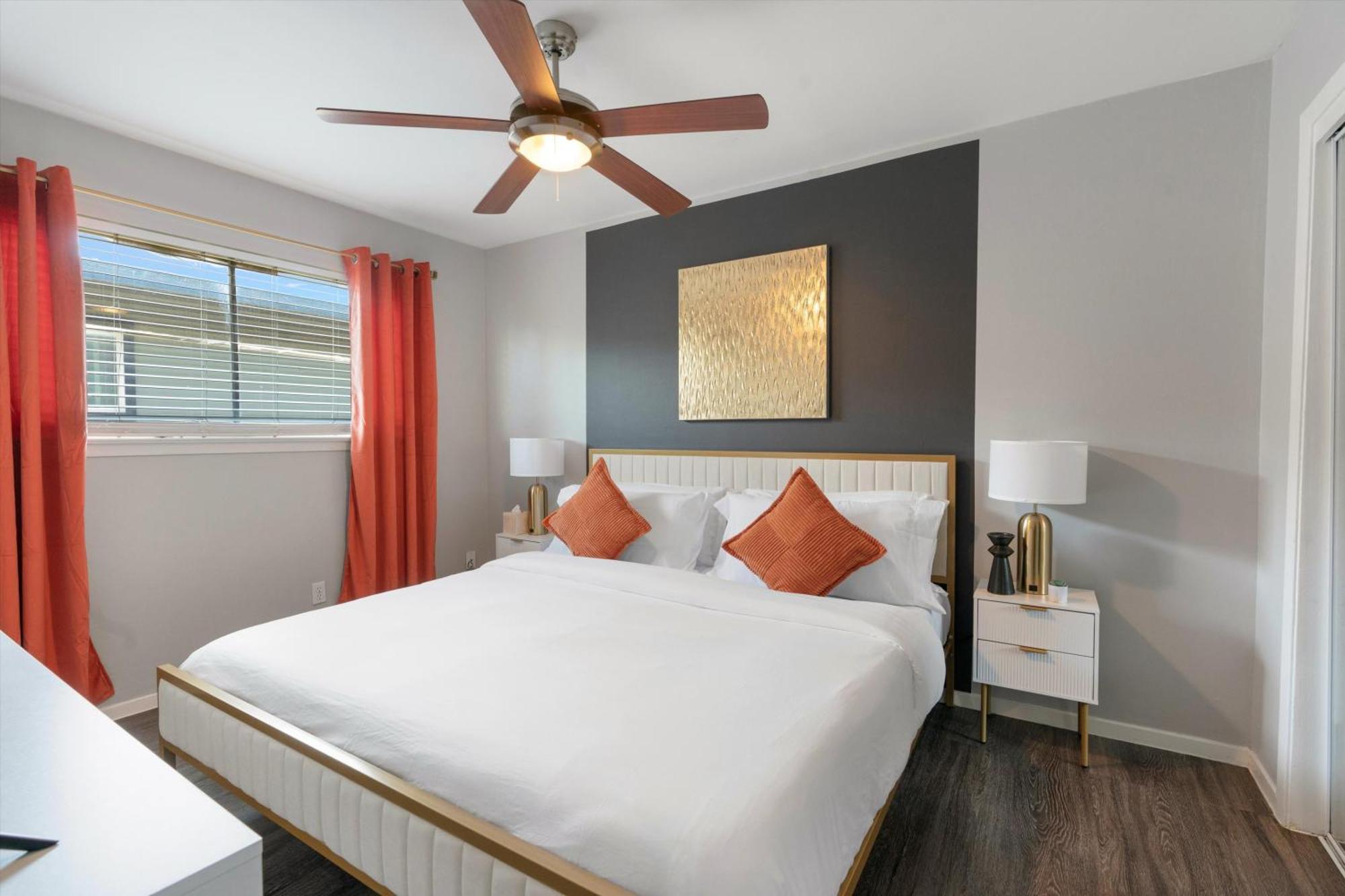 Mins 2 Downtown - King Bed - Private Apartment *