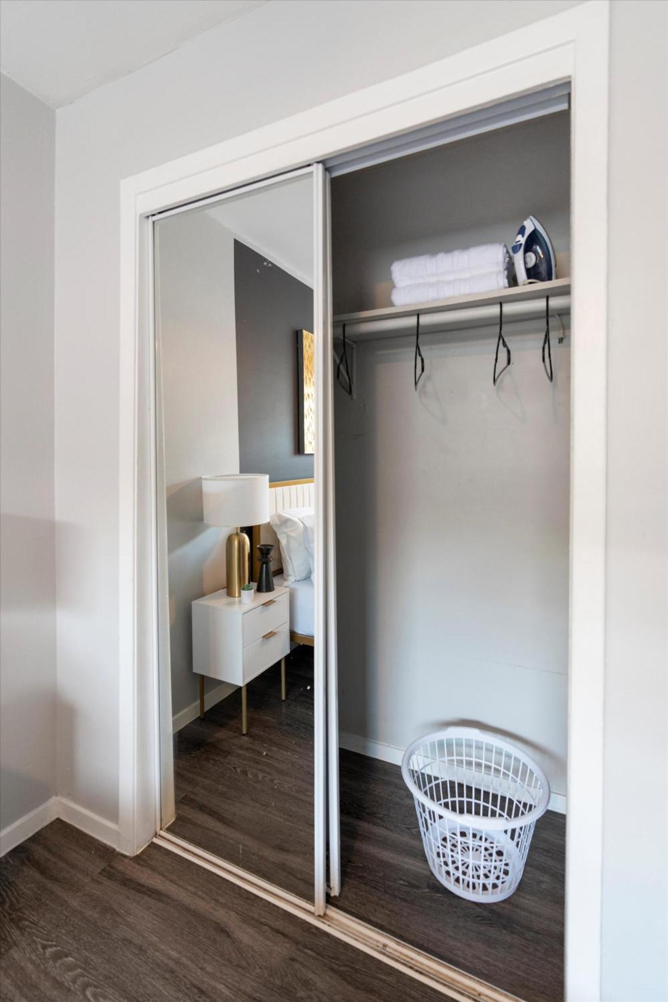 Mins 2 Downtown - King Bed - Private Apartment