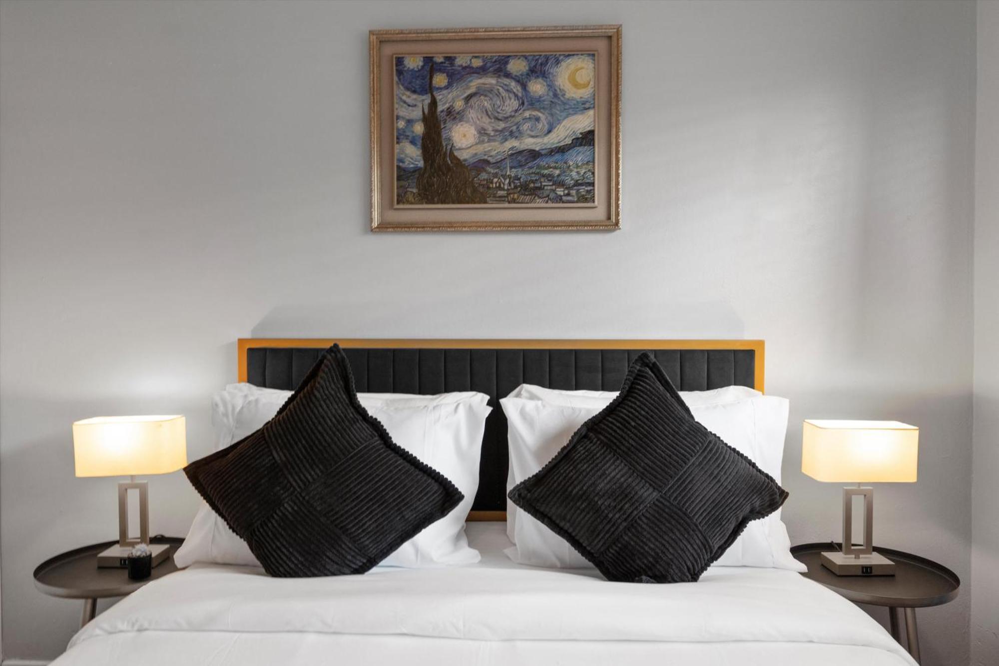 Mins 2 Downtown - King Bed - Private Apartment