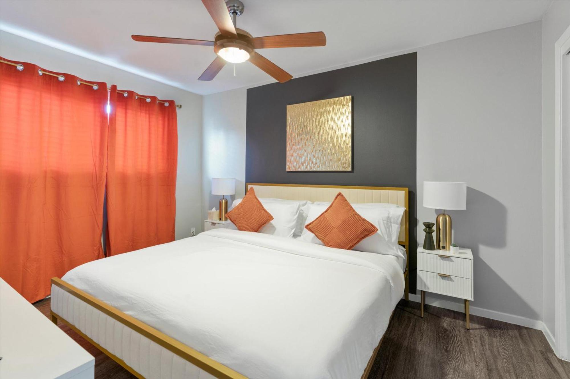 Mins 2 Downtown - King Bed - Private Apartment *