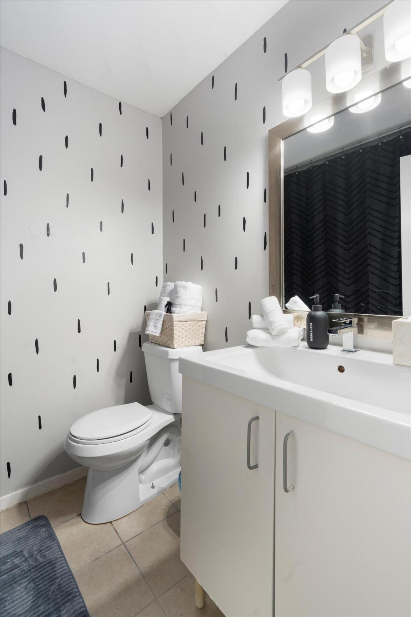 Mins 2 Downtown - King Bed - Private