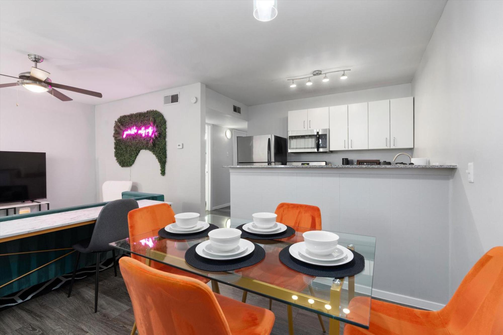 Mins 2 Downtown - King Bed - Private