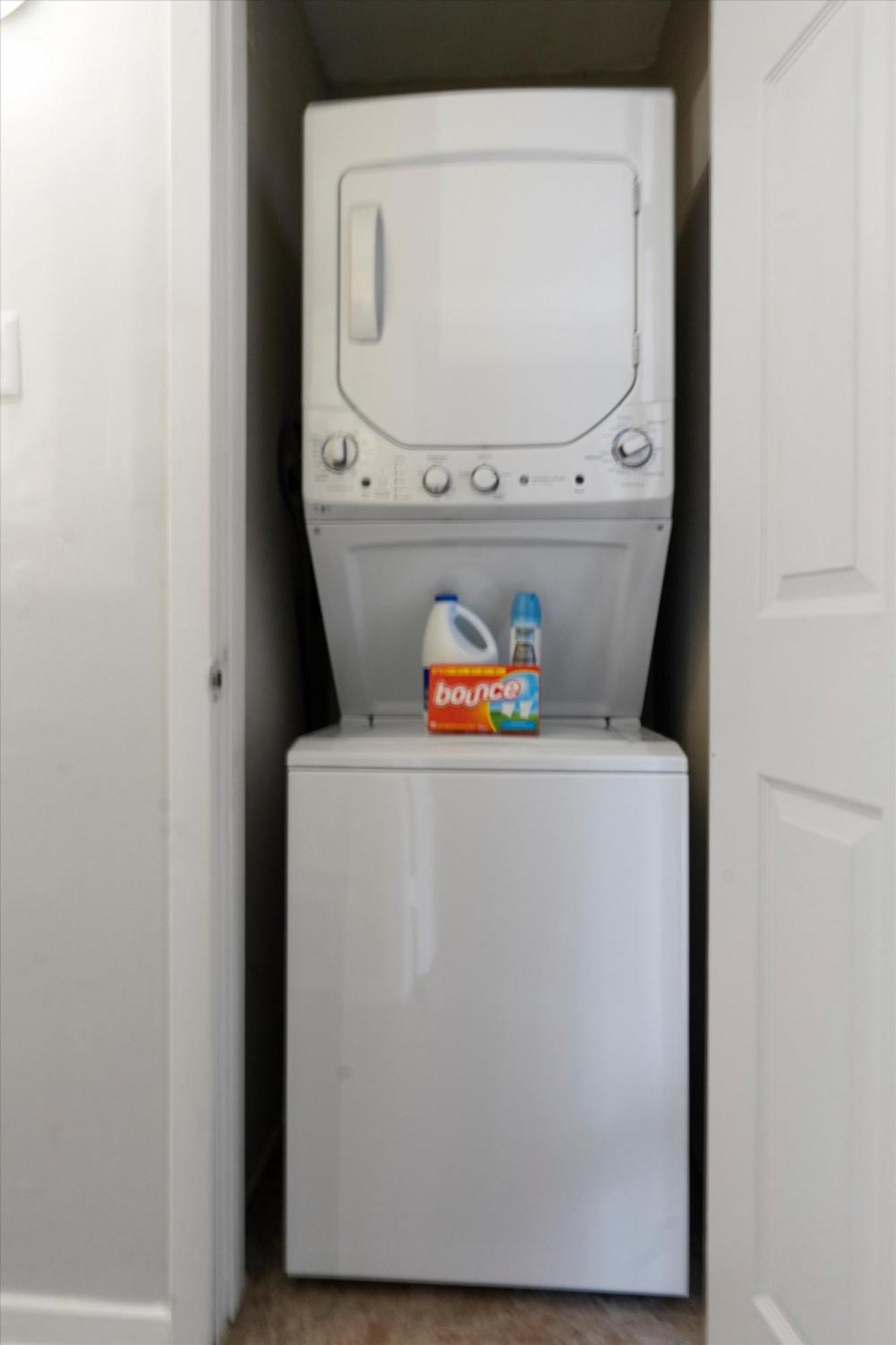 Mins 2 Downtown - King Bed - Private Apartment