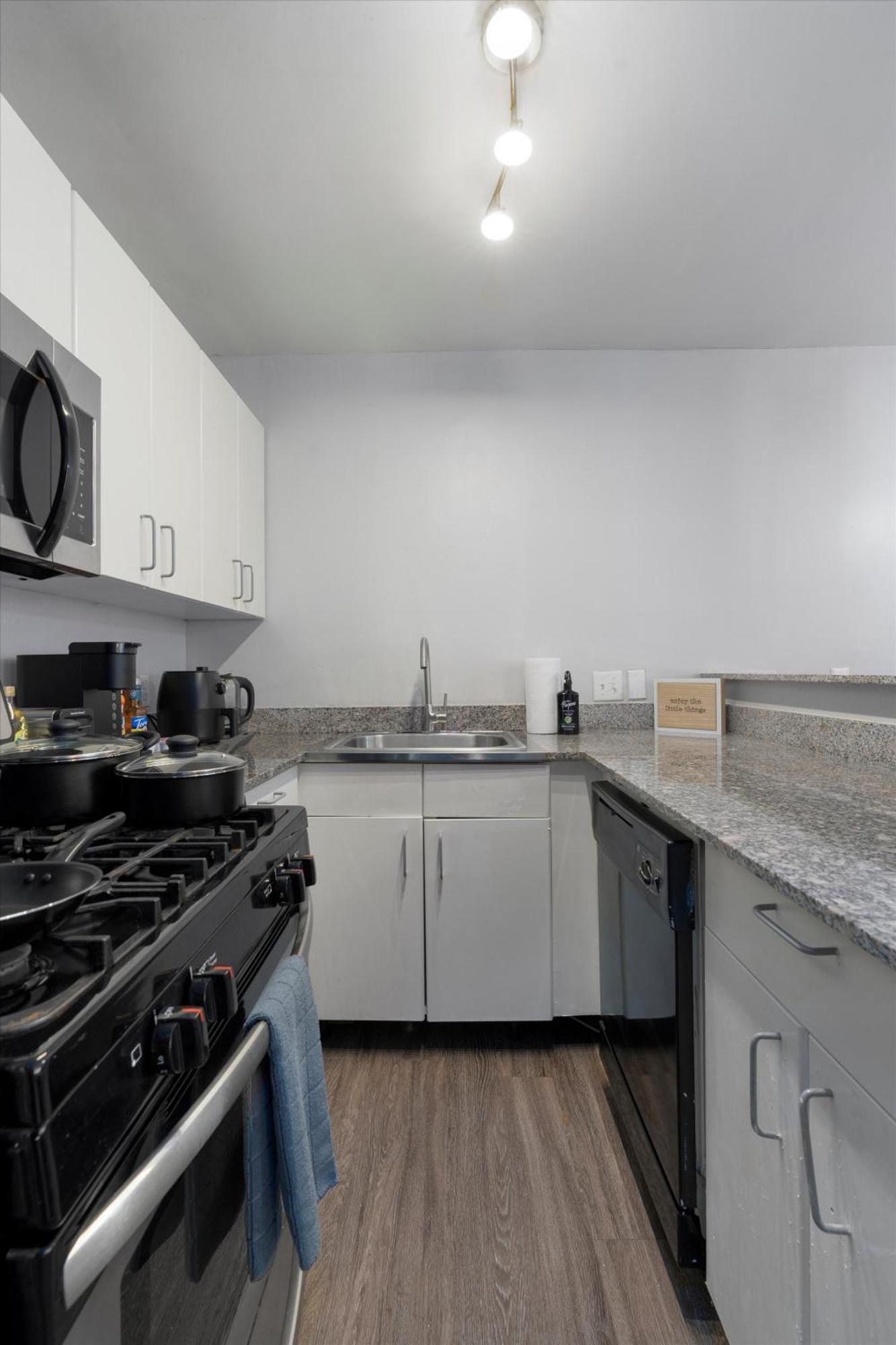Apartment Mins 2 Downtown - King Bed - Private