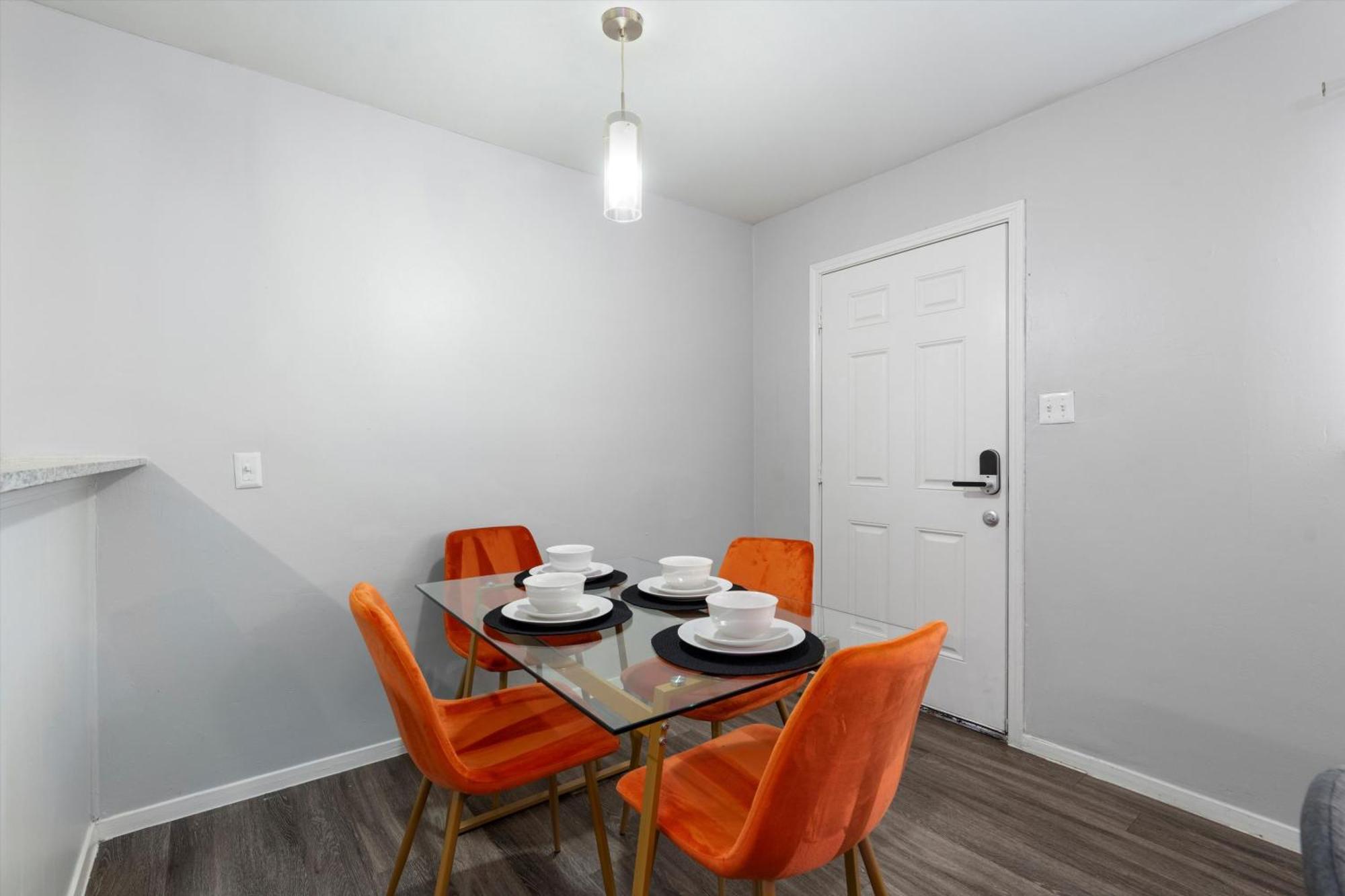 Mins 2 Downtown - King Bed - Private Apartment *