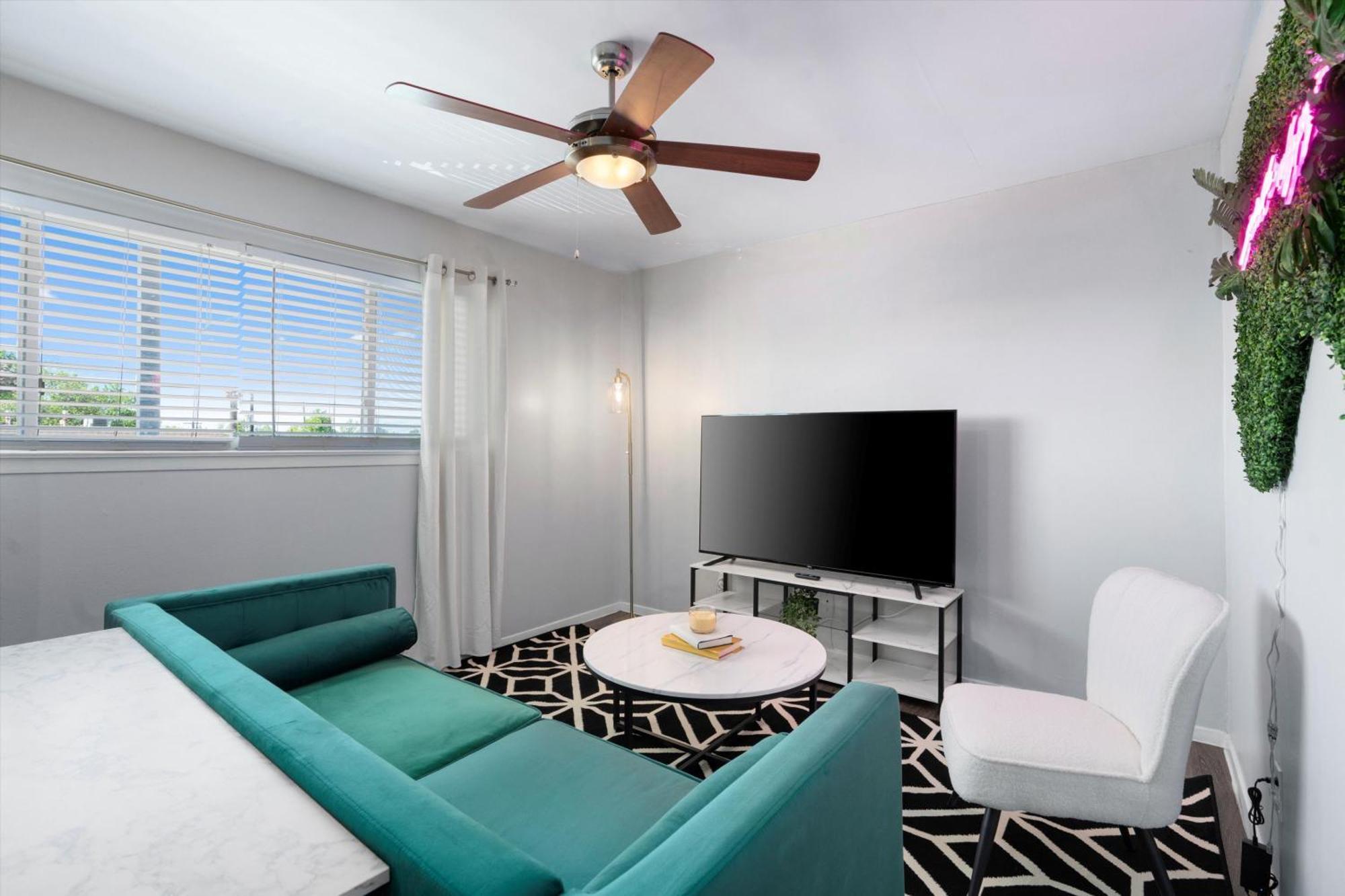 Apartment Mins 2 Downtown - King Bed - Private Austin