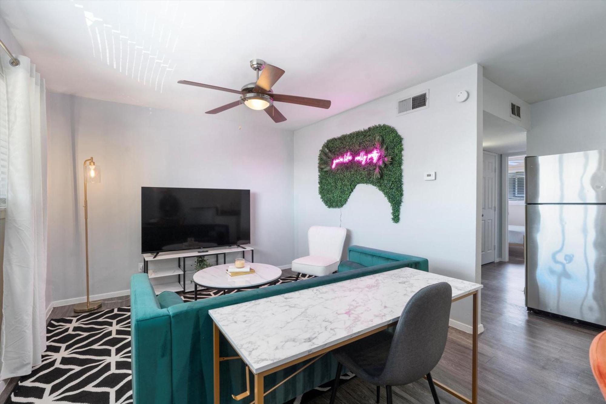 Mins 2 Downtown - King Bed - Private Apartment *