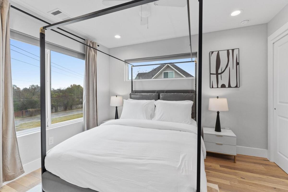 Stunning Area - 4br Gem - 5 Mins To Dt - Sleeps 10 Holiday home Austin