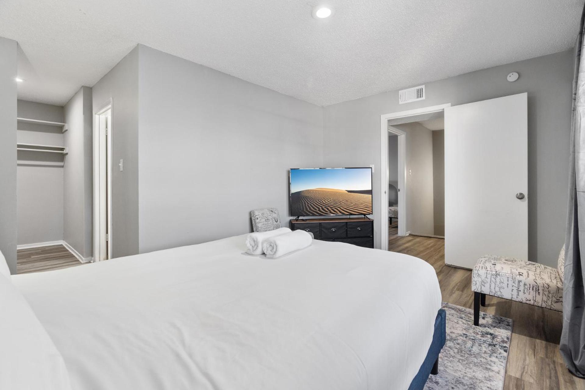Apartment Spacious 3br2ba Next To Ut 9878 *
