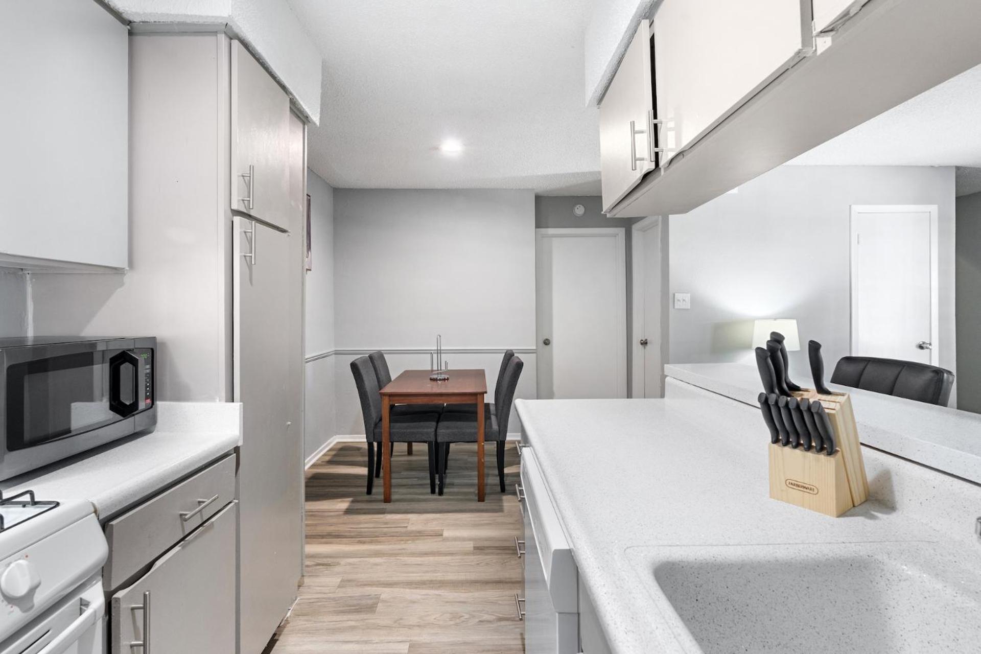 Apartment Spacious 3br2ba Next To Ut 9878 *