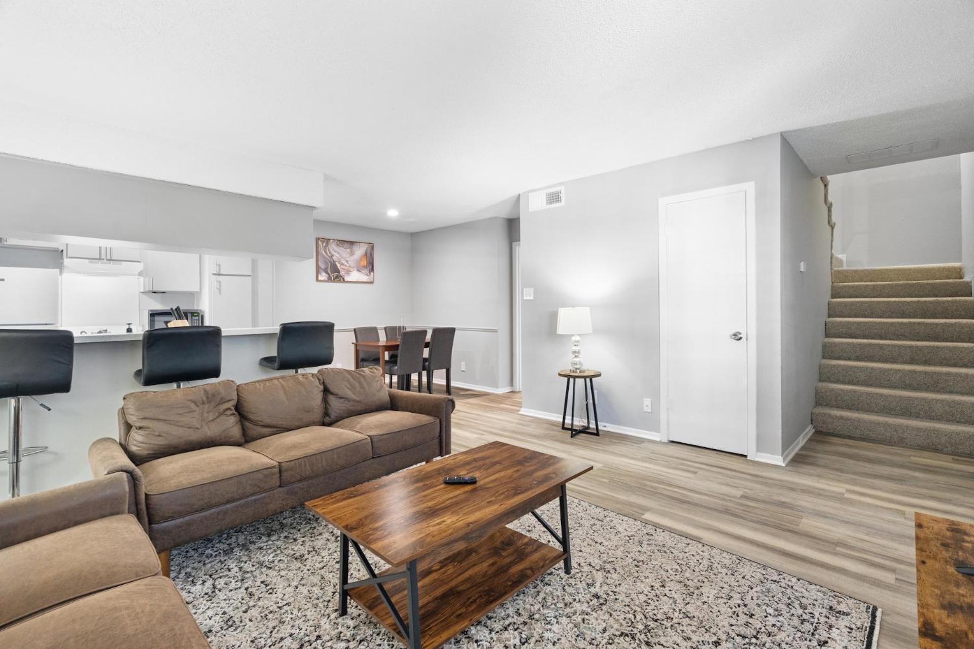 Apartment Spacious 3br2ba Next To Ut 9878