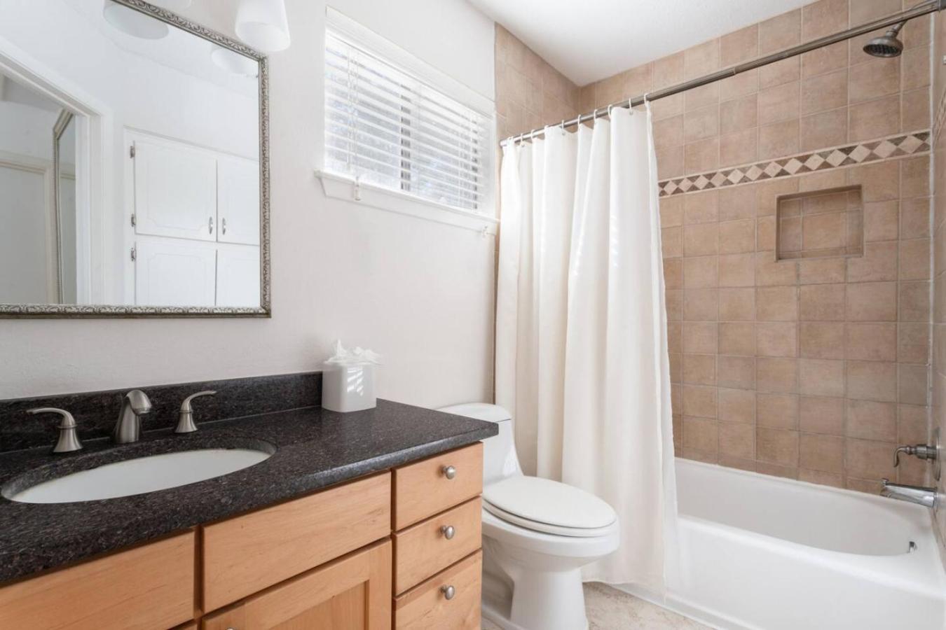 Cozy 2br Retreat In Dt Pets And Parking!