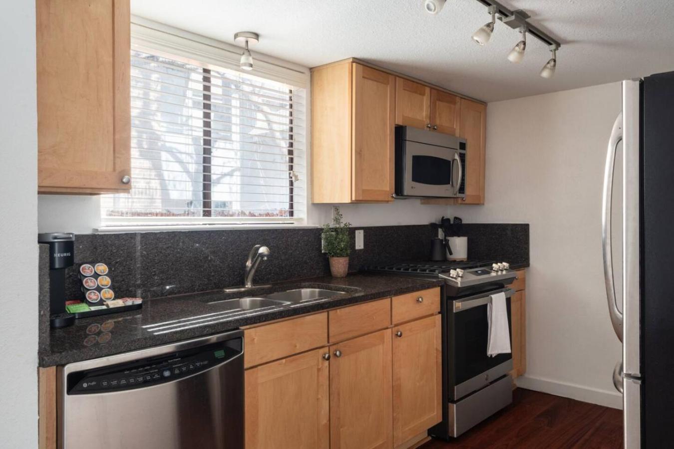 Cozy 2br Retreat In Dt Pets And Parking! *