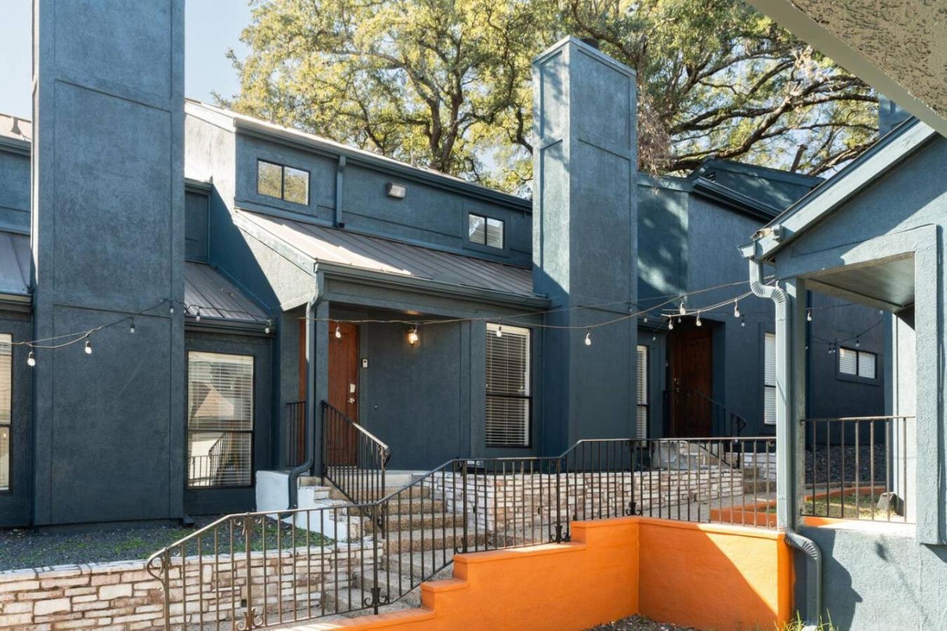 Holiday home Cozy 2br Retreat In Dt Pets And Parking!
