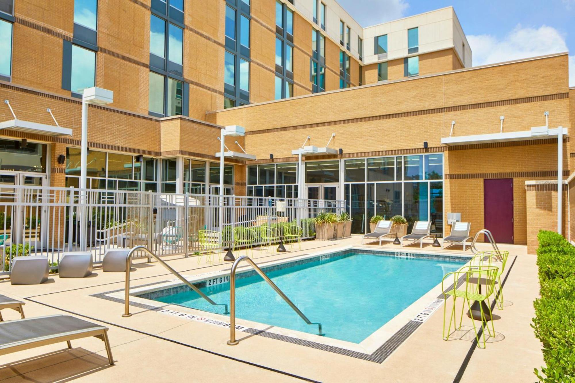 Hotel Aloft At The Domain Austin