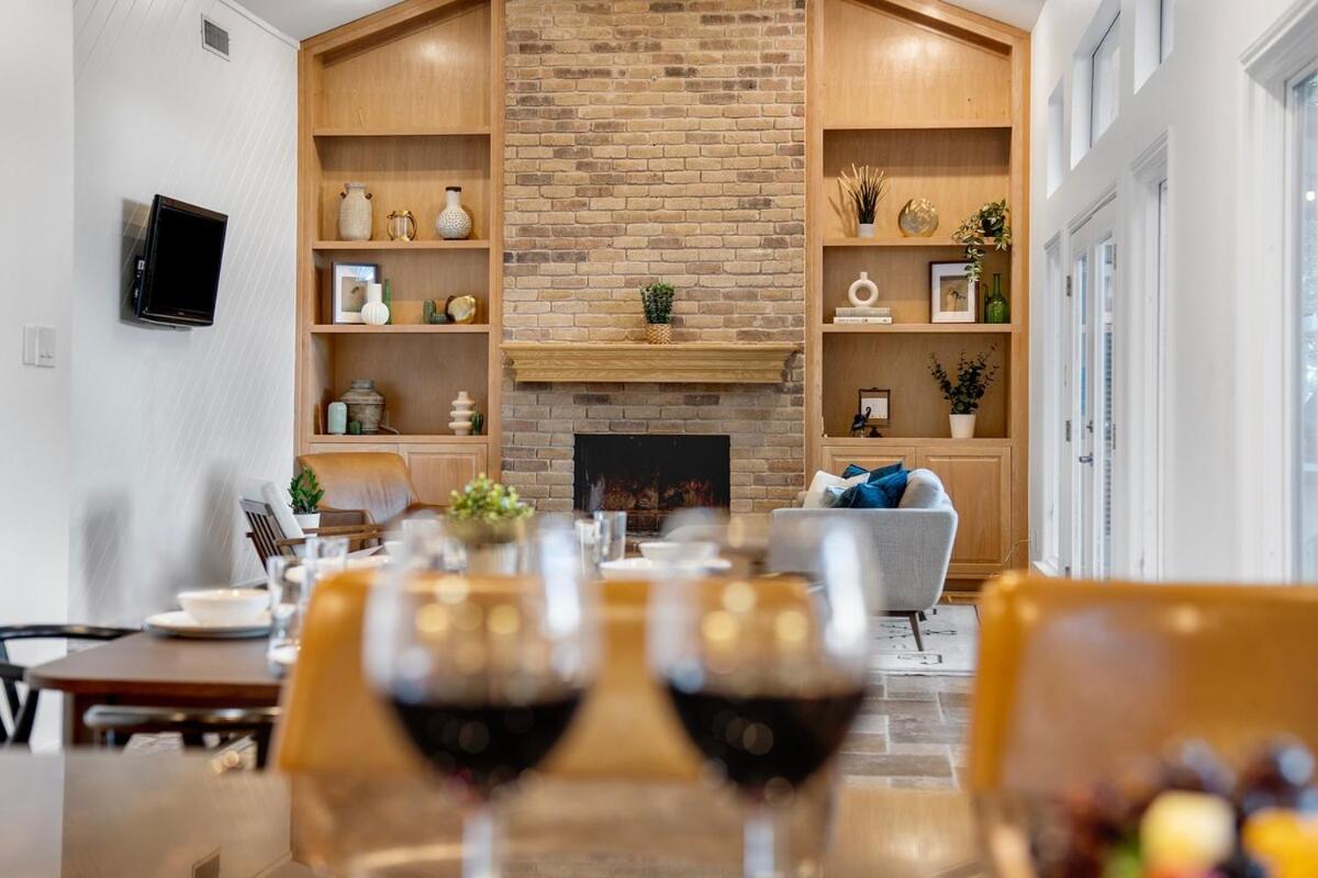 Large Deck & Firepit - Treehouse Austin