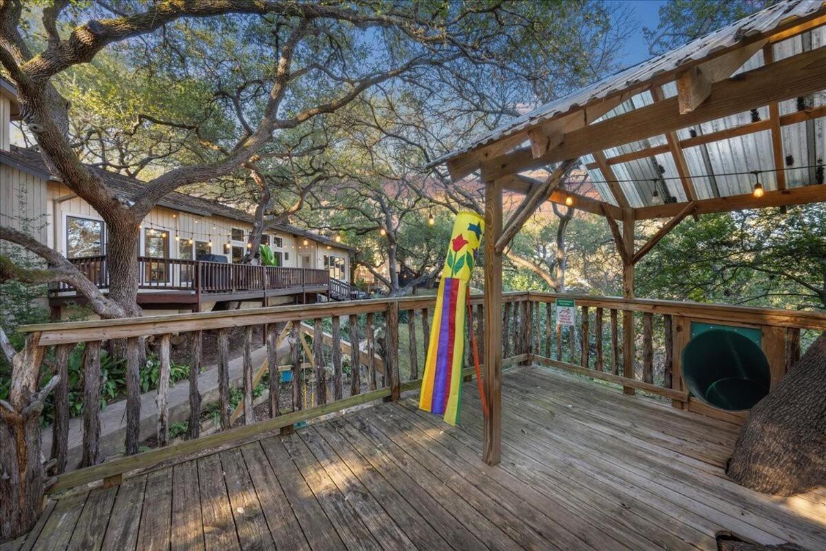 Large Deck & Firepit - Treehouse * Austin