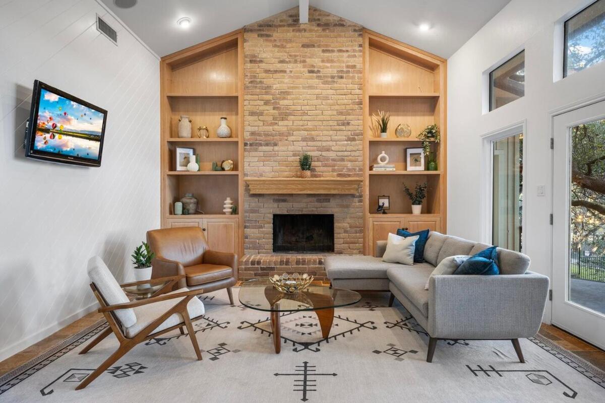 Large Deck & Firepit - Treehouse Austin