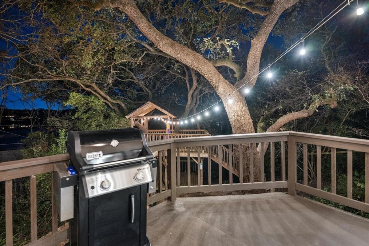 Large Deck & Firepit - Treehouse Austin