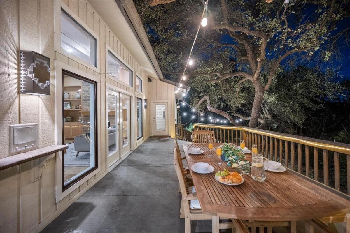 Large Deck & Firepit - Treehouse Austin