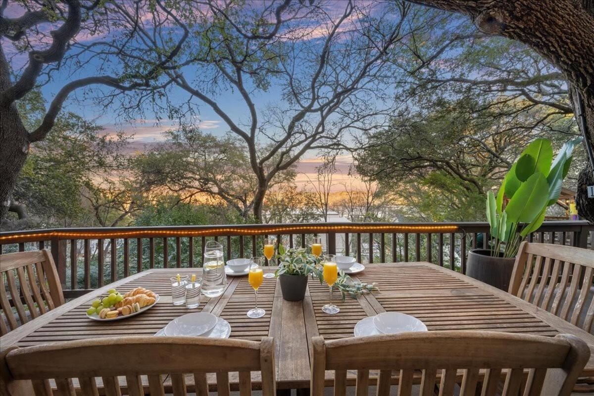 Large Deck & Firepit - Treehouse Holiday home Austin